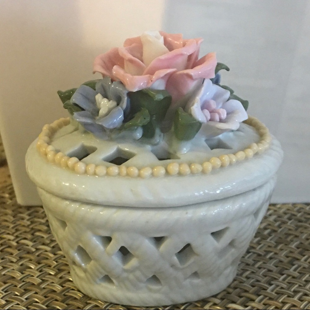 Vintage important floral ring box